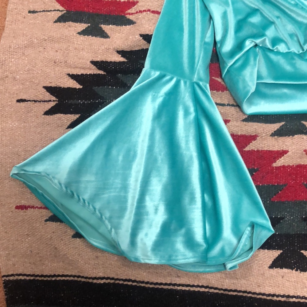 Turquoise bell sleeve crop top - Picture 2 of 10